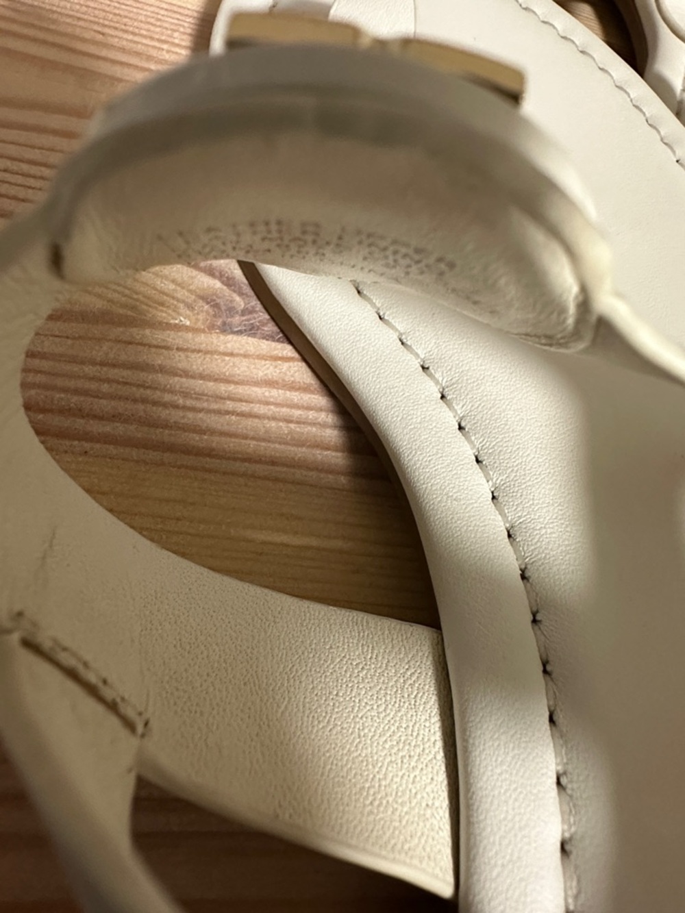 Tory Burch White Leather Logo Thong Sandals with Gold Emblem size 6.5 - Picture 5 of 9